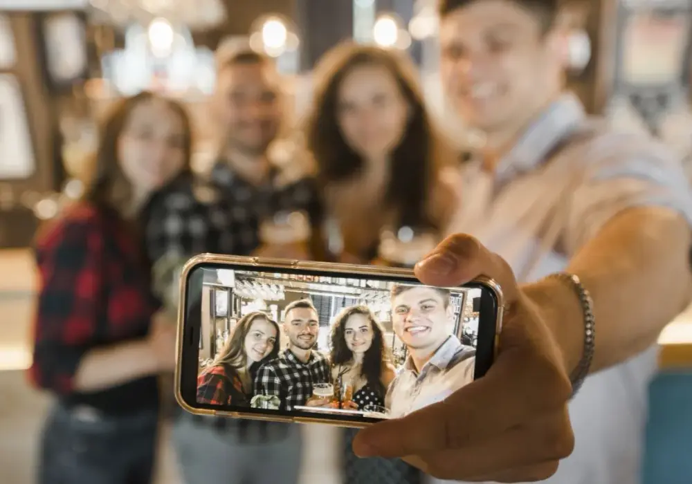 Selfie telefonem - Jak robić naturalne zdjęcia bez błędów