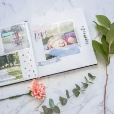 Otwarta księga wspomnień: jak zrobić album ze zdjęciami i opisami. Urocze fotografie dzieci, kwiaty i liście tworzą piękną kompozycję.