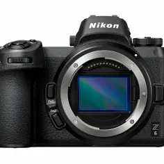Nikon Z6, bezlusterkowiec pełna klatka, często pojawia się w rankingach aparatów. Jego sensor jest widoczny w obiektywie.