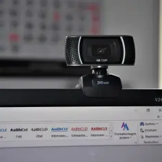 Kamera internetowa na monitorze. Dowiedz się, jak zrobić zdjęcie na laptopie, używając tej kamery.