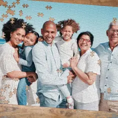 Rodzina na plaży, jak zrobić puzzle ze zdjęcia. Radosne chwile uwiecznione na obrazku, który można złożyć.