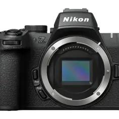 Czarny aparat Nikon z mocowaniem Z i widocznym sensorem.