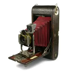 Antyczny aparat mieszkowy, symbol początków fotografii. Jego mechanizm i skórzana obudowa opowiadają historię aparatu fotograficznego.