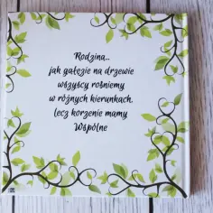 Okładka fotoksiążki z cytatem "Rodzina... jak gałęzie na drzewie wszyscy rośniemy w różnych kierunkach, lecz korzenie mamy wspólne". Idealne miejsce na ciekawe teksty do fotoksiążki.