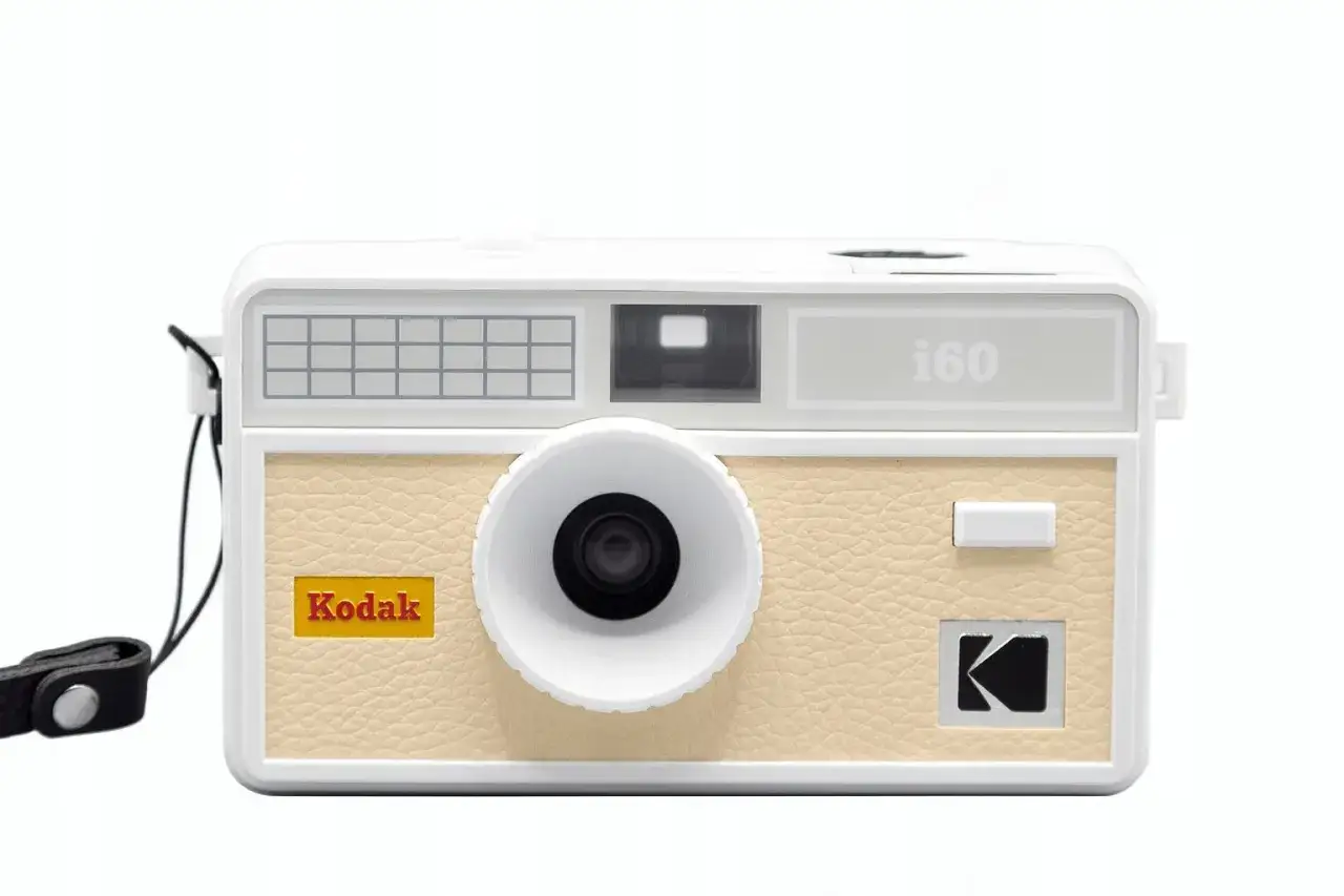 Biały aparat Kodak i60, idealny do fotografii analogowej, z beżowym panelem i czarnym obiektywem.