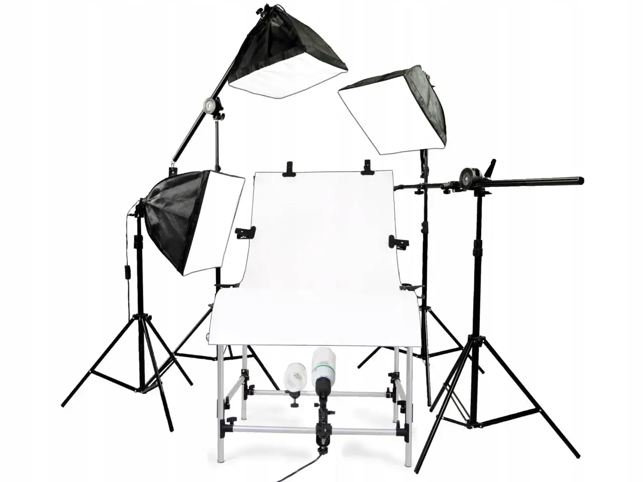 Profesjonalne ustawienie aparatu do fotografii produktowej: stół, lampy softbox i statywy.