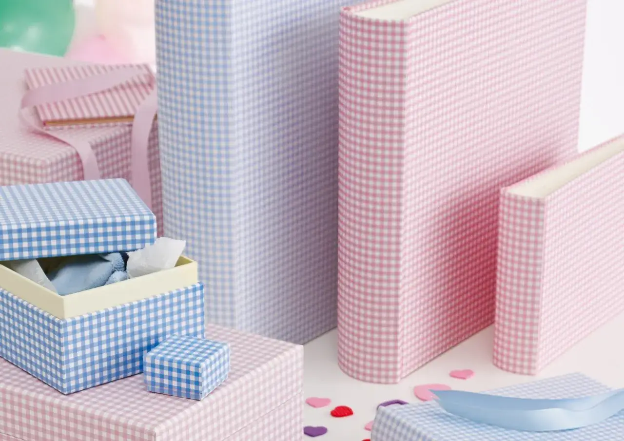 Urocze pudełka i albumy w kratkę, idealne do scrapbooking'u, by zachować wspomnienia.